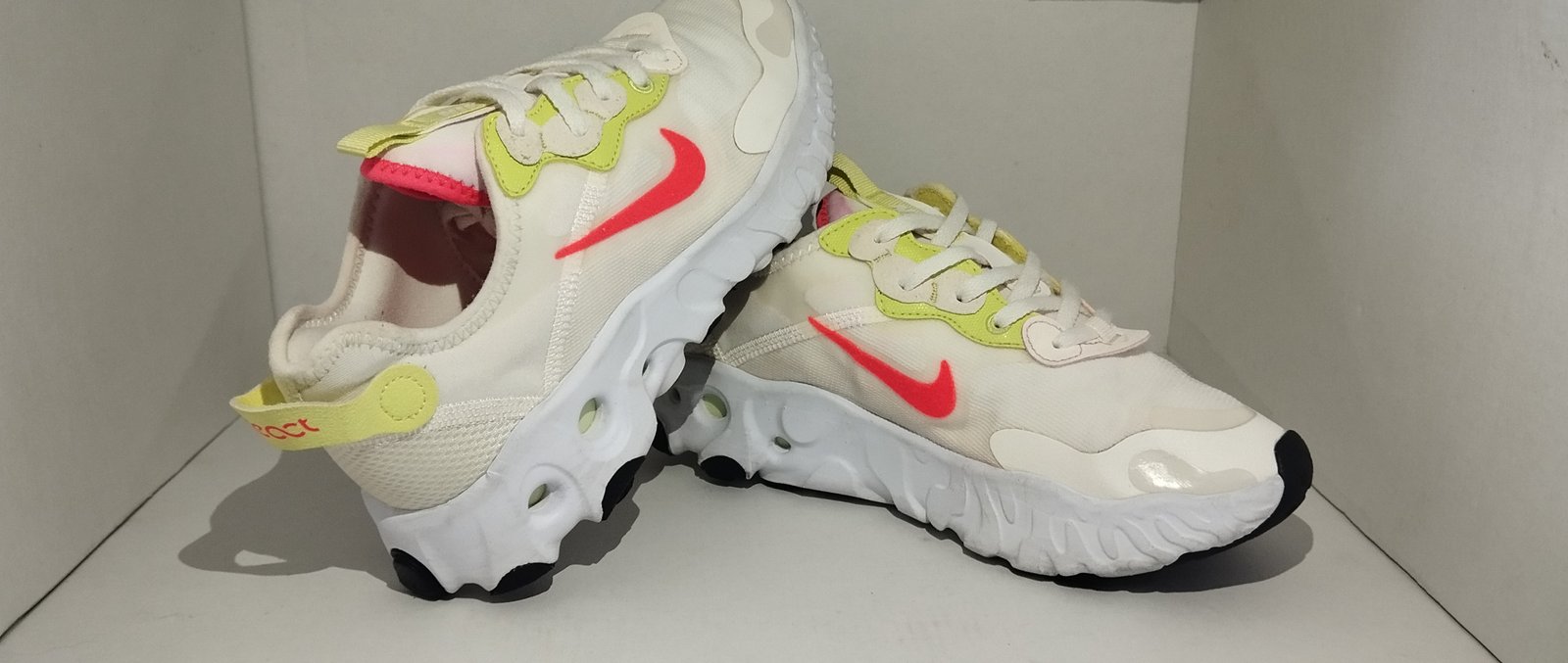 NIKE REACT