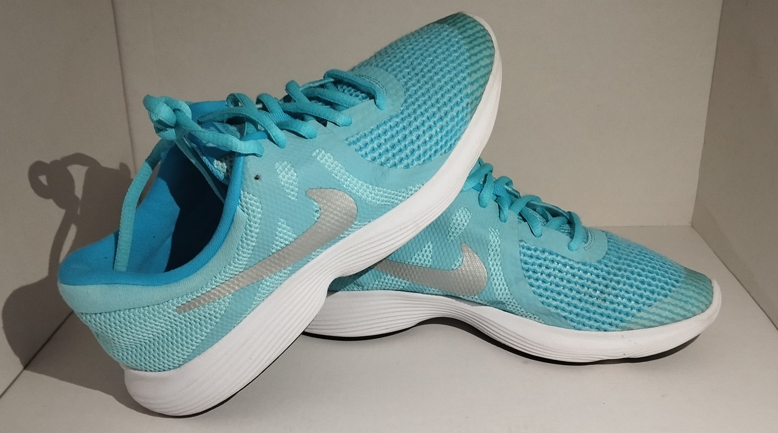 NIKE REVOLUTION