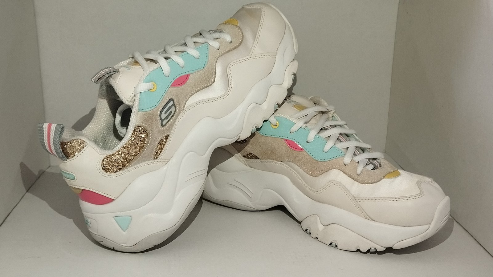 SKECHERS